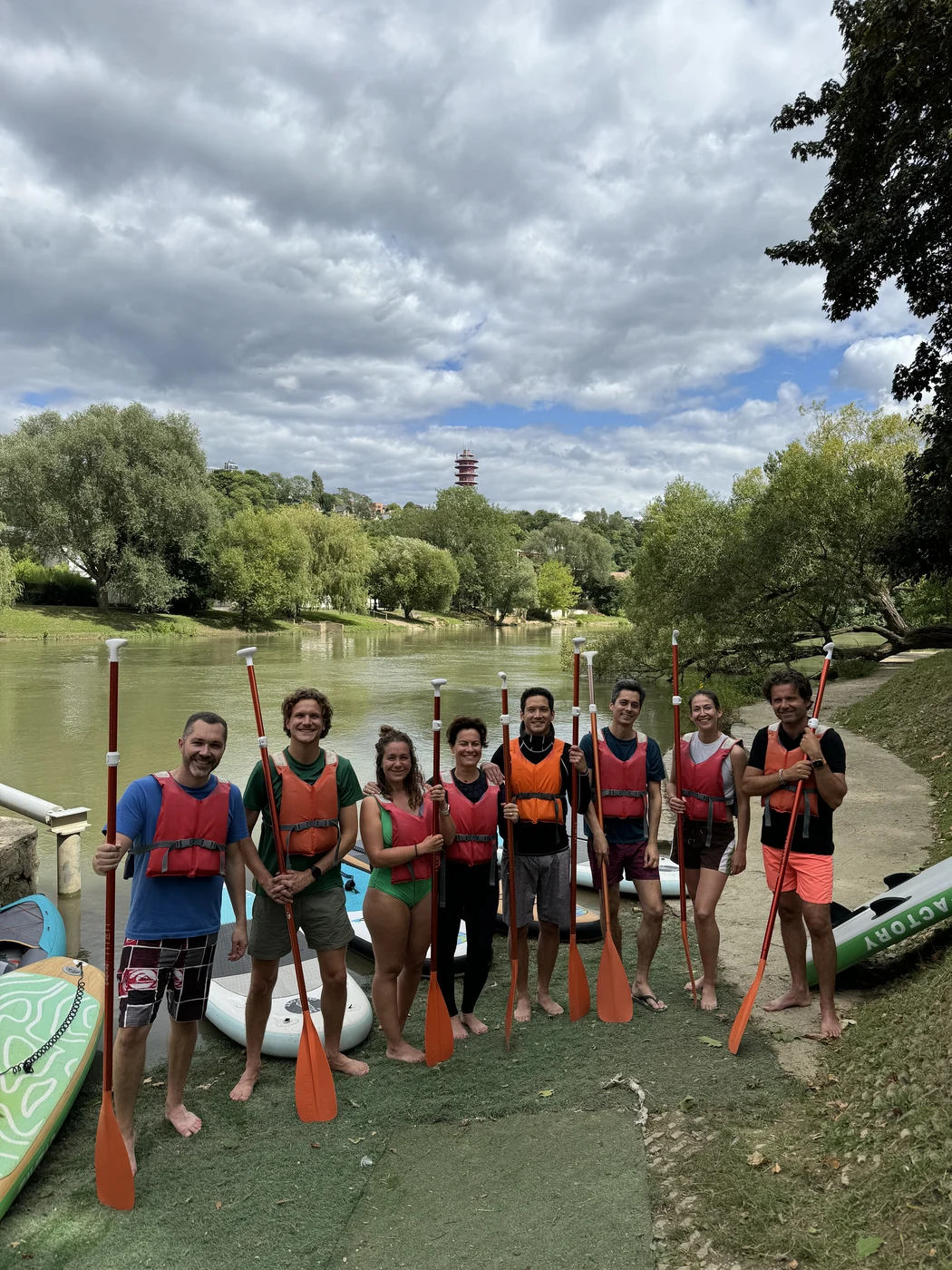 Groupe avec pagaies devant la pagode — base Beach Paddle Marne
